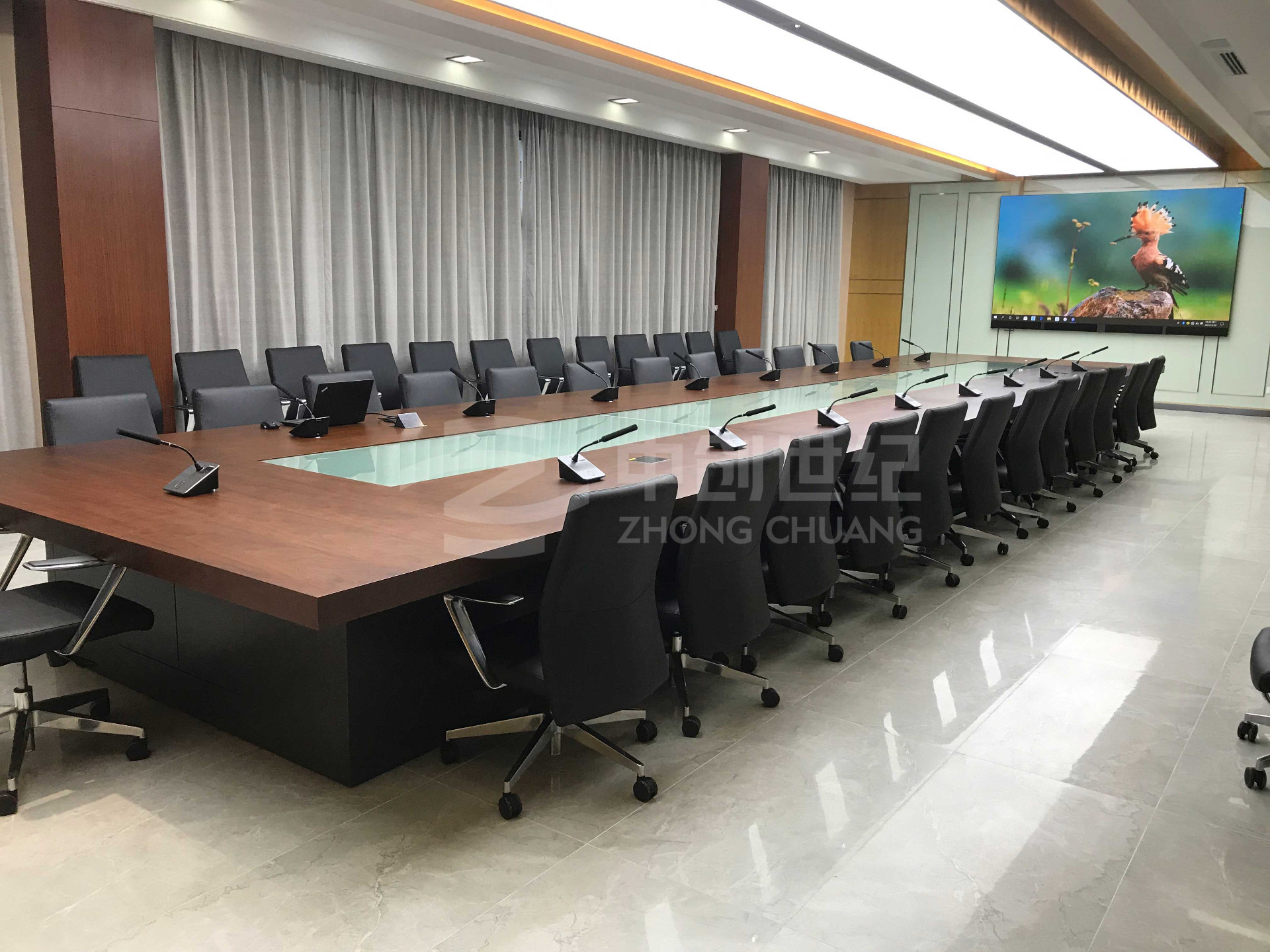 深圳市龍崗區(qū)深高速五聯(lián)綜合服務(wù)樓高層會議室側(cè)面照.jpg